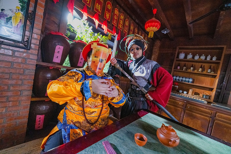 馬來西亞歌手黃明志（右）新歌《龍的傳人》MV，找來穿黃袍戴小熊維尼面具的演員拍攝，諷刺「習維尼皇帝」，叫好又叫座。   圖：翻攝自黃明志臉書
