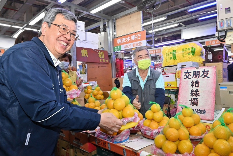 行政院長陳建仁今（30）日清晨前往台北市第一果菜批發市場視察蔬果交易情形。   圖：行政院提供