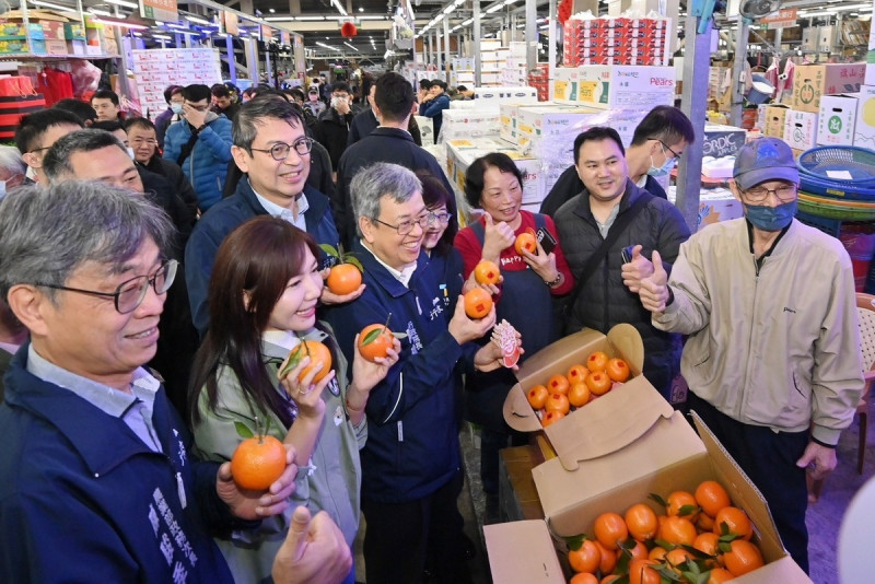 行政院長陳建仁今（30）日清晨前往台北市第一果菜批發市場視察。   圖：行政院提供