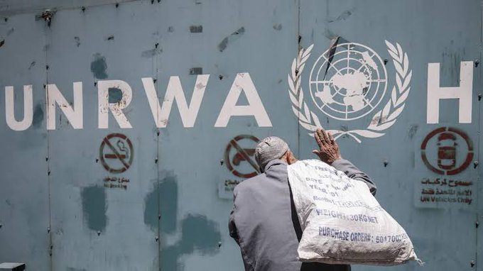 聯合國近東巴勒斯坦難民救濟工程處長期在巴勒斯坦地區維護平民的權益，有許多巴勒斯坦民眾仰賴該 組織的救濟才能過活。然而最近卻傳出該組織的雇員加入哈瑪斯並參與了 10 月 7 日對以色列的襲擊。   圖：翻攝自 Peter Cronau X帳號