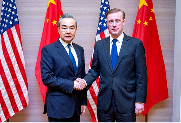  中國外長王毅(左)與美國國家安全顧問蘇利文在曼谷展開談判。 圖 : 翻攝自中國外交部 