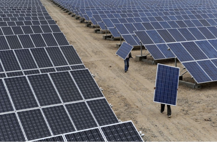 研究團隊發現，中國製的太陽能板比歐製的太陽能板碳足跡更高。圖為新疆太陽能發電廠。   圖：達志影像/路透社資料照片