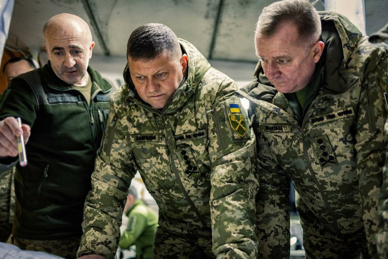 烏克蘭武裝部隊總司令扎盧茲尼（中）聲望高，外傳引起總統猜忌。   圖：翻攝自武裝部隊總司令部臉書