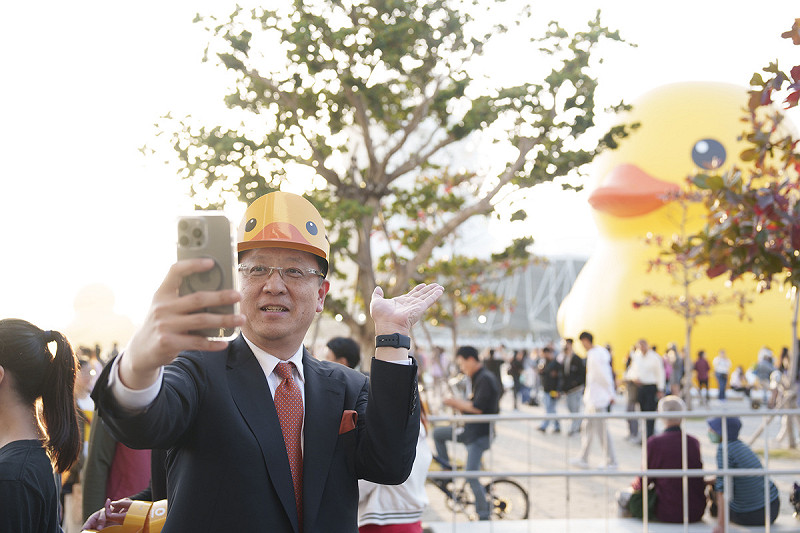 熊本市長大西 與小鴨自拍見證高雄10年蛻變。   圖：高雄市行國處/提供