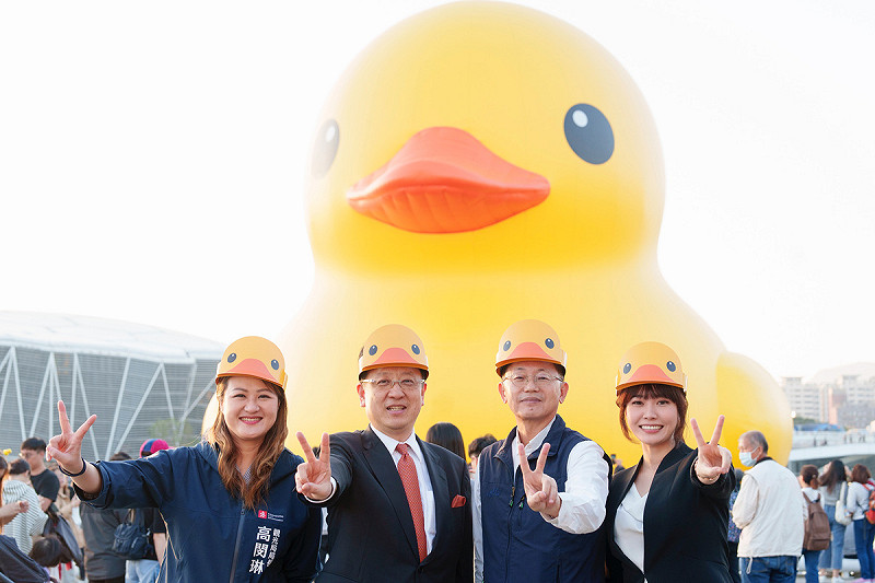 郭添貴(右二)、高閔琳(左一)、張硯卿(右一)陪大西一史(左二)與黃色小鴨合影。   圖：高雄市行國處/提供