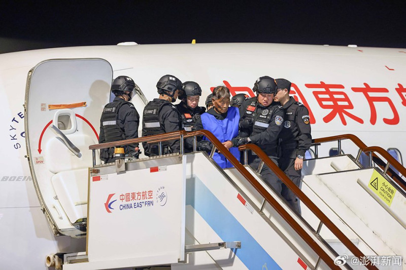 緬北電信詐騙重要犯罪者 10 人於 30 日晚間被移送至中國。圖為白家的詐騙頭目白所成被押送至中國。   圖：翻攝自 @zG6ZQvrpp146413 X帳號