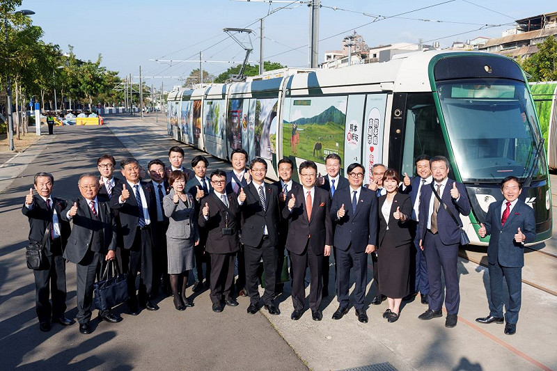 熊本市府會訪團一行搭乘首度亮相的熊本熊專車。   圖：高雄市行國處/提供