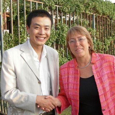 前中國記者趙蘭健(左)，因為揭發鐵鍊女事件的真相遭中國官方打壓，目前已逃至海外，於鐵鍊女事件兩周年發文紀念。   圖：翻攝自 趙蘭健 X帳號