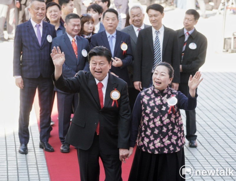 國民黨團總召傅崑萁偕妻子徐榛蔚同走立委就職紅毯。傅崐萁在進場前插隊，讓身後的魯明哲相當尷尬。   圖：張良一／攝