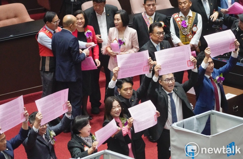 第11屆立法院院長選舉，國民黨立委公開亮票支持韓國瑜。   圖：張良一／攝。