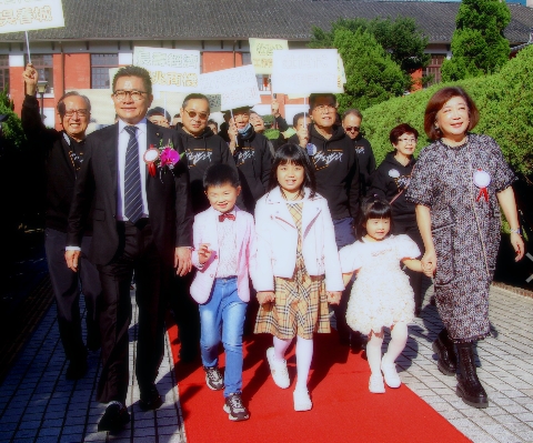 民眾黨立委吳春城偕夫人和孫子們走紅毯。    圖/吳春城辦公室 