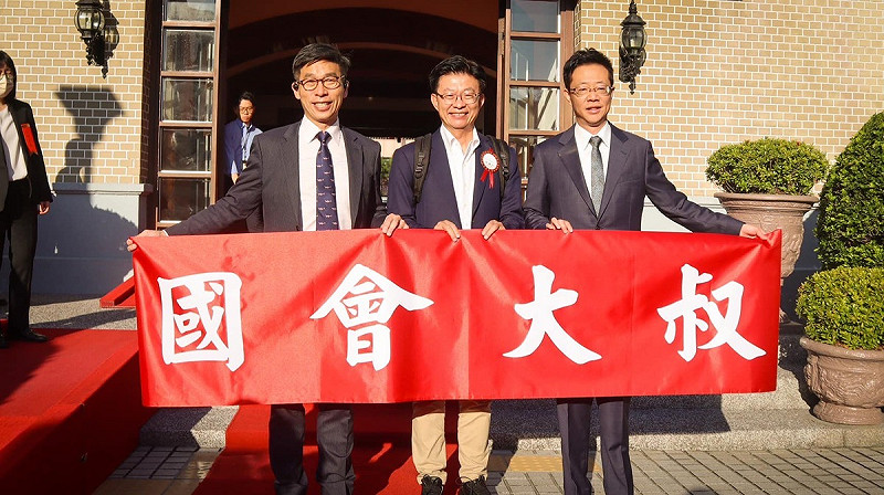 第11屆立法委員今天宣誓就職，民進黨立委鍾佳濱表示應立委郭國文好兄弟之邀，與立委張宏陸、李昆澤組成「國會大叔團」，一同走入議場宣誓。   圖：取自鍾佳濱臉書粉專。