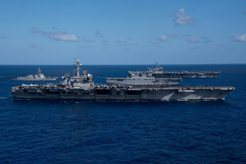 美日兩國在台灣正東方的菲律賓海海域進行大型平台艦的聯合操演，前方3艘並列由近而遠分別為美國卡爾文森號、日本伊勢號及美國羅斯福號。   圖：翻攝「臉書」U.S. Pacific Fleet粉絲專頁