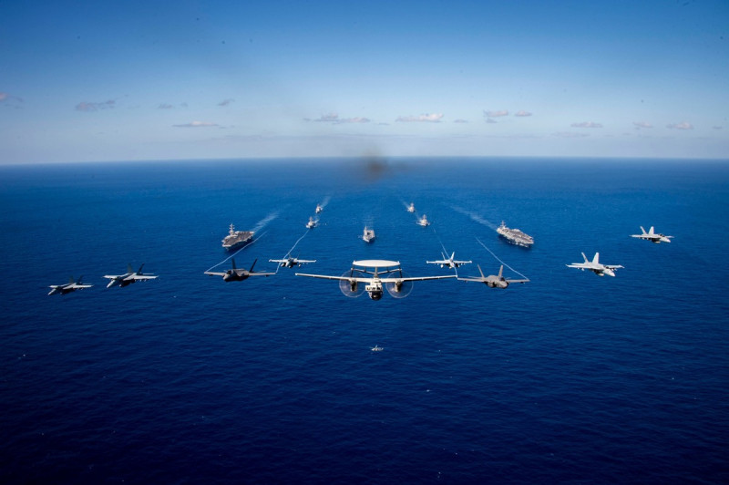 美日兩國在台灣正東方的菲律賓海海域進行大型平台艦的海空聯合操演。   圖：翻攝「臉書」U.S. Pacific Fleet粉絲專頁