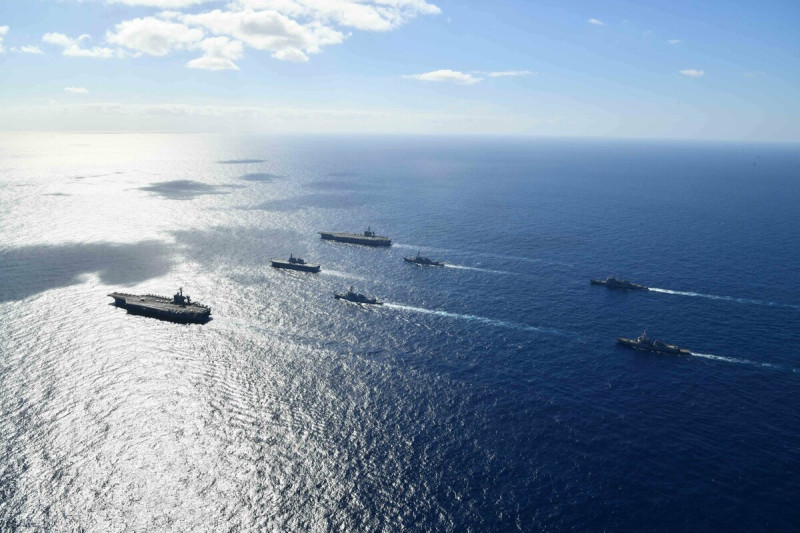 美日兩國在台灣正東方的菲律賓海海域進行大型平台艦海空聯合操演。   圖：翻攝「X」@JMSDF_PAO