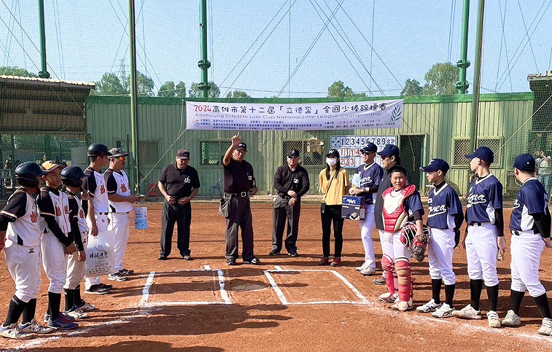 尋求衛冕的韓國仁川隊(右側)首場對壘台南市協進國小。   圖：高雄市教育局/提供