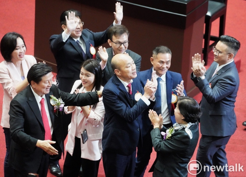 國民黨立法院長提名人韓國瑜當選立法院長，國民黨團齊聲鼓掌祝賀。   圖：張良一／攝