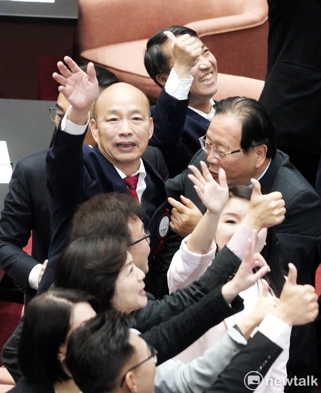 國民黨立法院長提名人韓國瑜當選立法院院長，國民黨團齊聲祝賀。   圖：張良一／攝
