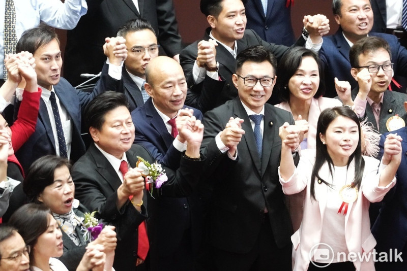 國民黨立法院長提名人韓國瑜當選立法院院長，國民黨團攜手祝賀。   圖：張良一／攝