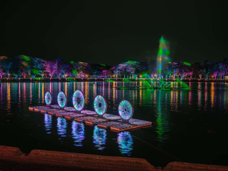 今年推出「新營波光節」，於新營文化中心及新營天鵝湖，分別打造「團圓‧微光」幾米戶外藝術裝置展，以及「波光圈」燈節活動。   圖：台南市政府／提供