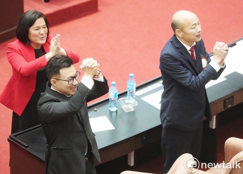 第11屆立法院正副院長選舉，國民黨提名人韓國瑜、江啟臣為勝選拱手感謝黨團。   圖：張良一／攝。