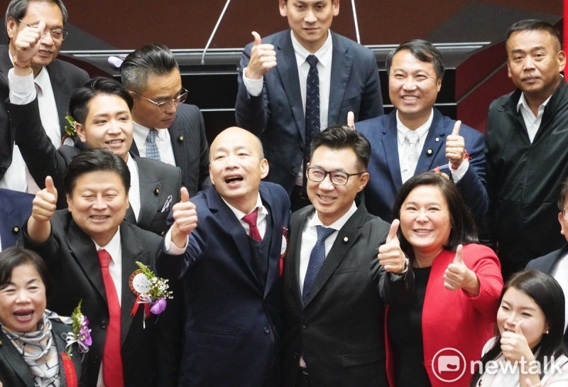 第11屆立法院正副院長選舉，國民黨提名人韓國瑜、江啟臣雙雙拿下，國民黨團齊聲祝賀。   圖：張良一／攝。