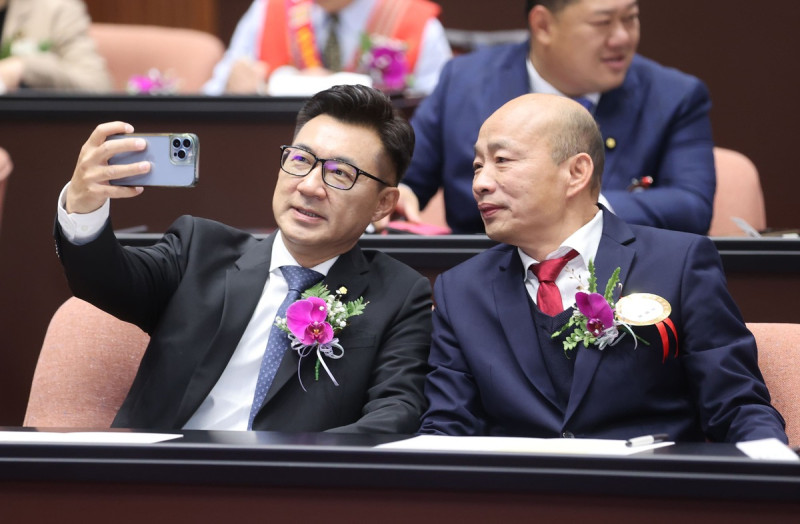 國民黨籍立法院正副院長韓國瑜、江啟臣打破「議長中立化」參與院會表決。   圖：立法院記者聯誼會提供（資料照）
