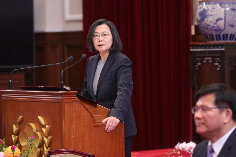 蔡英文感謝游錫堃一路走來為台灣民主的貢獻。   圖：總統府提供