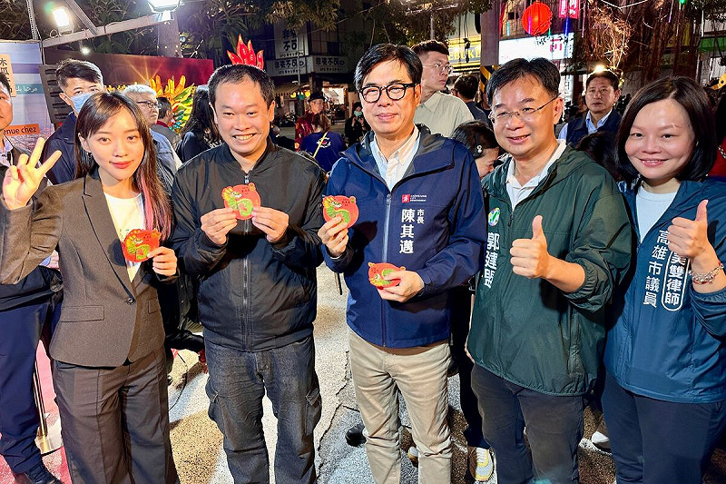 陳其邁(中)到六合夜市發放龍年小紅包。   圖：高雄市政府/提供