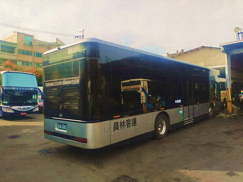 彰化老夫婦過斑馬線遭公車撞擊釀1死1重傷。圖為員林客運公車示意照片，非肇事公車。   圖：翻攝員林客運臉書