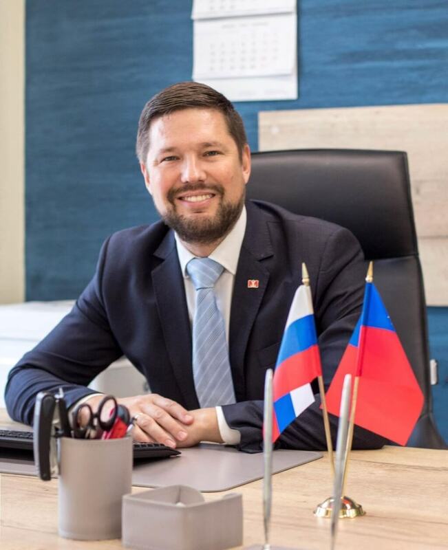 I Machine科技公司執行長布萊迪辛，他的辦公桌上擺著俄羅斯與中華民國的國旗。   圖：翻攝I Machine Instagram.