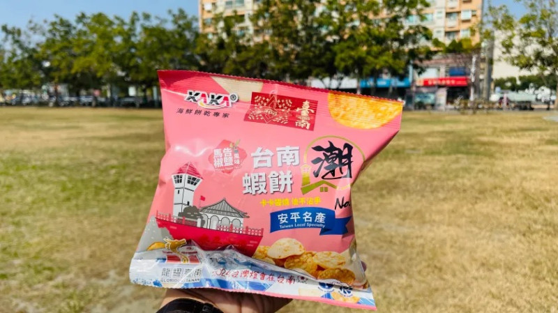 「卡卡潮蝦餅(2024台灣燈會限定版)」，於2月4日至8日，限定於i5服務站與安億停車場美食市集贈送，每人限領1包，每日限量1,500包。   圖：台南市政府／提供