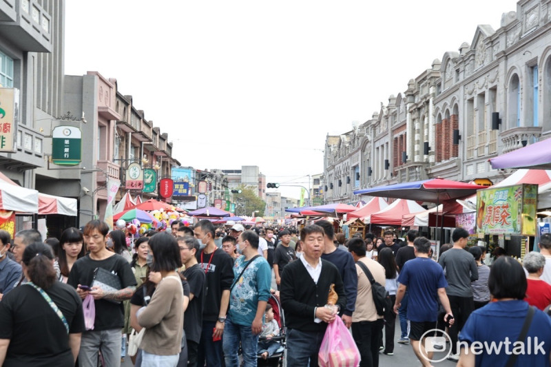 迎接農曆春節，新化年貨大街於新化老街熱鬧舉行，共設約160家的攤位，提供南北貨、伴手禮、農特產品、美食小吃等，現場湧入逛街人潮，許多父母也帶著小孩一同前來採買年貨。   圖：台南市政府提供