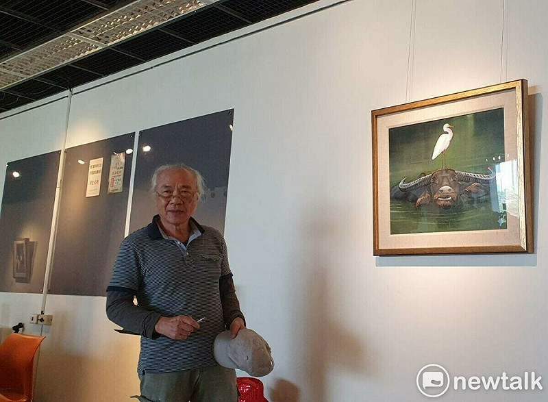李明龍在高市文化中心展出創意油畫。   圖：孫家銘/攝