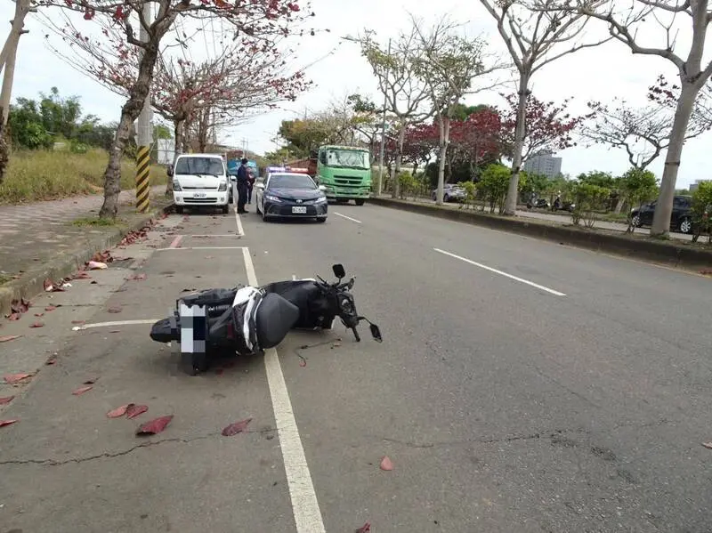 劉男疑過彎失控，自撞分隔島身亡。   圖：翻攝畫面