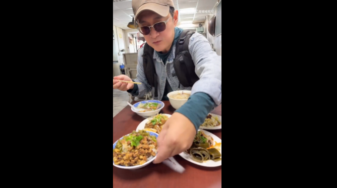 黃安近期回台， 並在微博分享於自家用餐影片。   圖 : 翻攝黃安微博