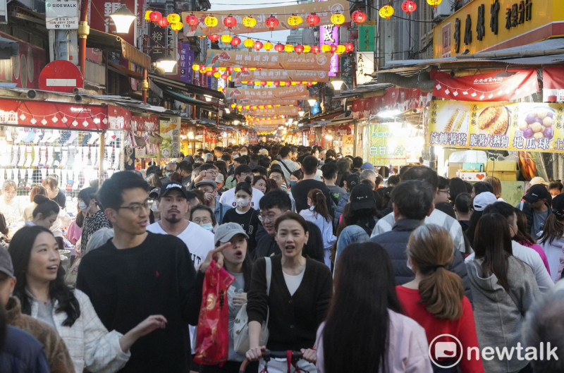 農曆春節前最後一個週末假日，位在台北迪化街的台北年貨大街擠滿人潮，人挨著人，熱鬧滾滾。   圖：張良一/攝