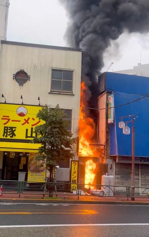 日本東京都大田區 JR 大森站附近拉麵店 4 日上午發生火災，而因火勢猛烈，當地消防單位總計出動 26 輛消防車，歷時約莫兩個半小時才成功撲滅。   @kazuyango