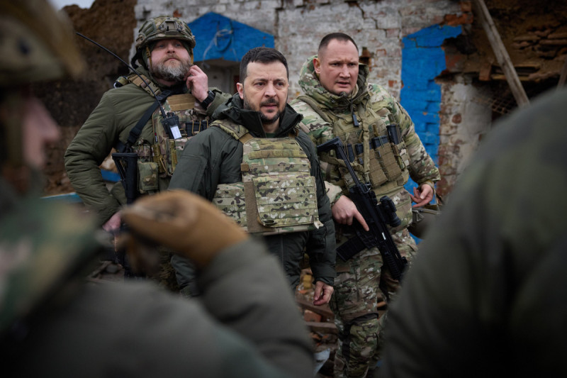 烏克蘭總統澤連斯基（中）在推特發文，表示自己訪問前線東部空軍司令部視察，就扎波羅熱地區安全局勢舉行安全會議。   圖：翻攝自澤連斯基推特