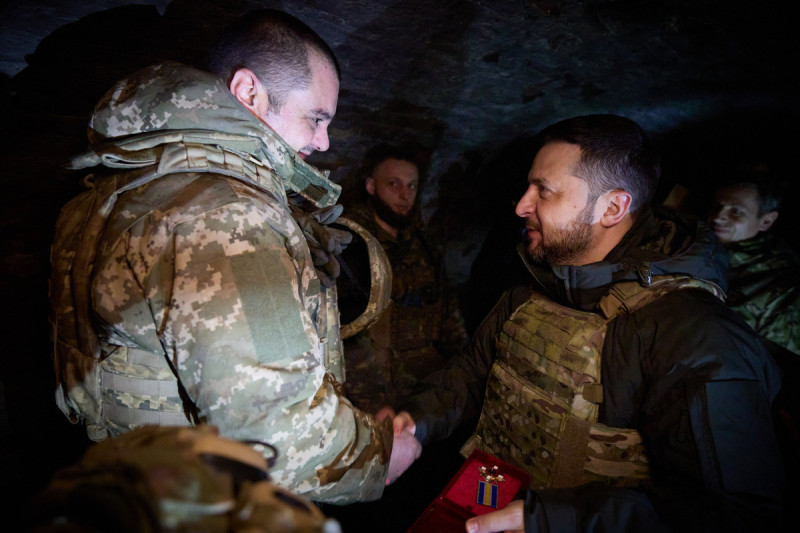 澤連斯基親自向烏克蘭軍人授勳，贏得戰士的心。   圖：翻攝自澤連斯基推特
