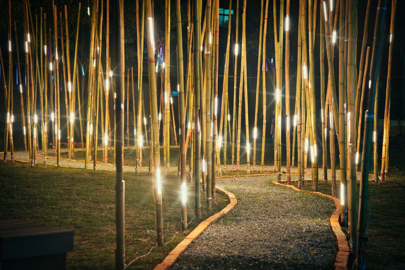 左鎮區公所配合2024台灣燈會，利用在地特色在蔗埕公園舉辦的「月照竹林間．光影耀堊地」左鎮燈會。   圖：左鎮區公所提供
