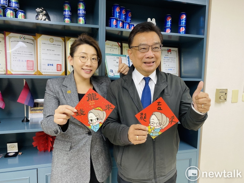 民眾黨新科立委林國成（右）因為女兒、台北市議員林珍羽（左）外型甜美亮麗又單身，獲封「國民岳父」。   圖：周煊惠 / 攝