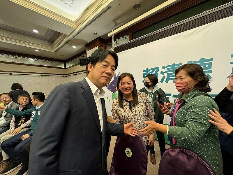 賴清德和蕭美琴今天到台東花蓮謝票,賴坤成說,賴清德將競選補助款其中的5、6000萬,用來捐助早年黨工、社會運動工作者,其拋磚引玉的善舉,讓人覺得是一個有感情的國家領導人! 取自賴坤成臉書