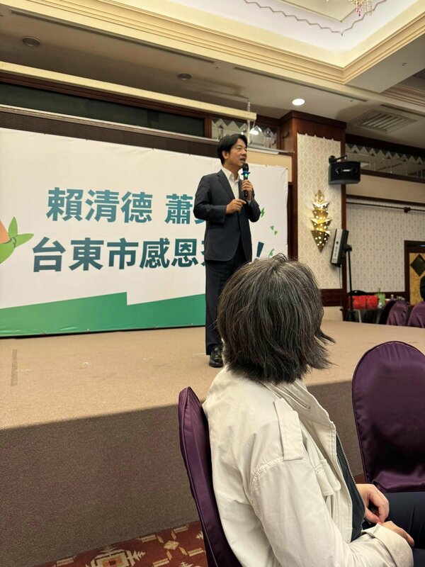 賴清德和蕭美琴今天到台東花蓮謝票，賴坤成說，賴清德將競選補助款其中的5、6000萬，用來捐助早年黨工、社會運動工作者，其拋磚引玉的善舉，讓人覺得是一個有感情的國家領導人！   取自賴坤成臉書