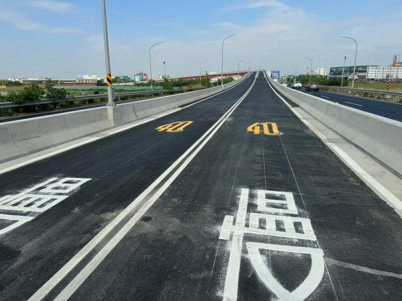 新港社大道與南科聯絡道路口轉向改善工程引道段(往南科方向)。   圖：國土署提供