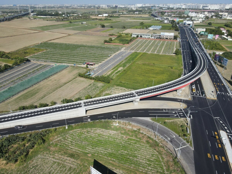 新港社大道與南科聯絡道路口轉向改善工程空拍圖。   圖：國土署提供