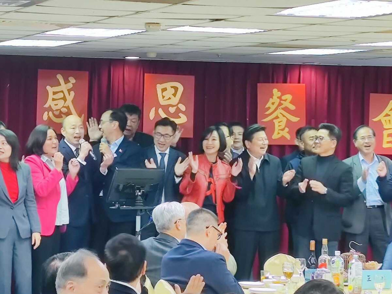 國民黨昨天舉行年終尾牙餐敘。韓國瑜、江啟臣、傅崐萁在台上高歌「我愛那魯灣」，隨後朱立倫也加入同歡，現場氣氛熱絡。   圖：取自黃健庭臉書粉專。