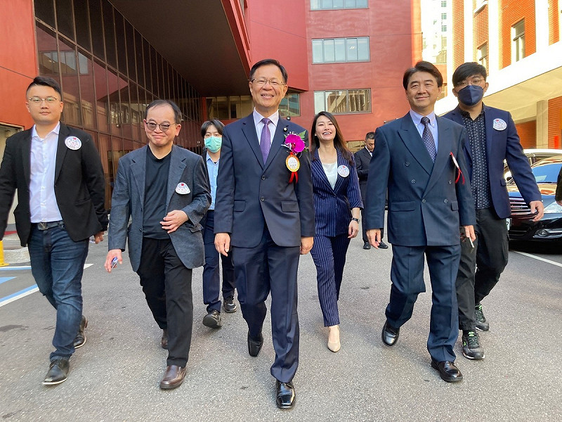 民眾黨立委張啟楷(中)表示，過去跑國會新聞時，只要有議事規則問題就會去找周萬來詢問，當時幾乎天天去找他報到。   圖：取自張啟楷臉書（資料照）。