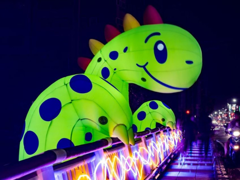 岡山阿公店橋上的創意燈Q萌大眼龍氣球燈。   圖：高雄市民政局/提供