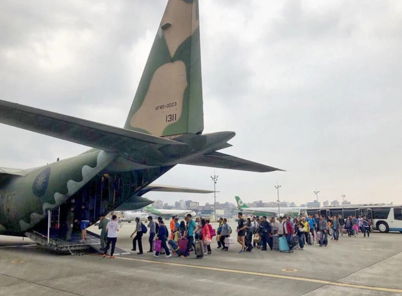 國防部宣布自2月7日至15日，一連9天，每日由空軍派遣C-130運輸機2架，待命支援離外島春節疏運。   圖：翻攝國防部發言人臉書(資料照片)